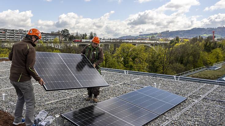 Selon un sondage de l'institut gfs.bern, 97% des personnes interrogées se prononcent en faveur des installations solaires sur les bâtiments, en Suisse (photo d'illustration).