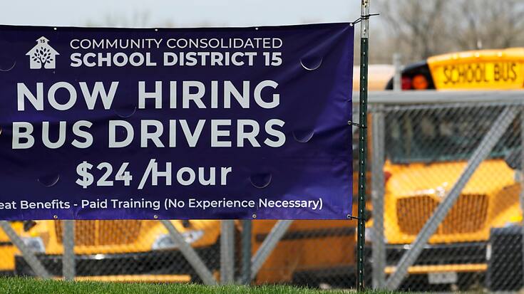 Départs en retraite pendant la pandémie, difficultés de garde d'enfants et immigration très basse ont depuis plus de deux ans conduit à une pénurie de travailleurs. Cela a poussé les employeurs à relever les salaires pour attirer les candidats et conserver le personne.