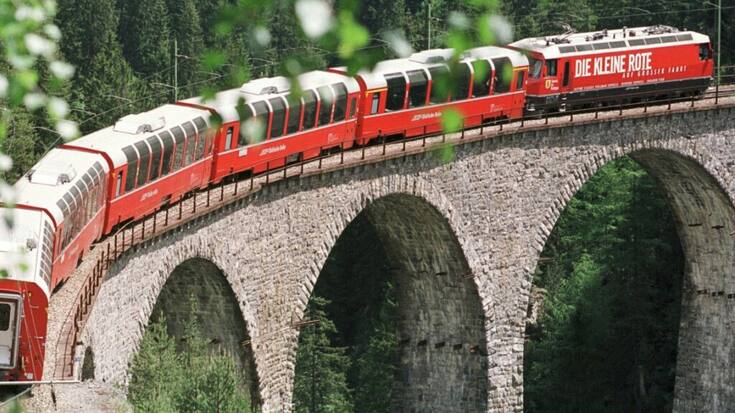 Le Bernina Express des Chemins de fer rhétiques (RhB) sur le viaduc de Landwasser, près de Filisur (archives).