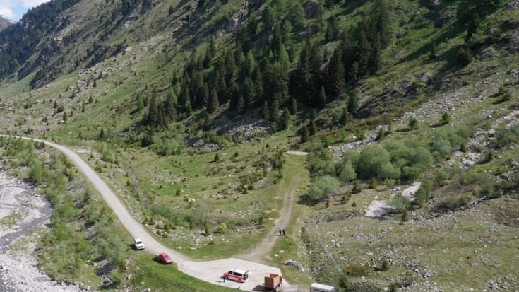 Mauvaise surprise lors d'une tentative d'emmener les moutons à l'alpage pour l'estivage : un troupeau de vaches attaque une paysanne de 67 ans et la projette dans les airs.