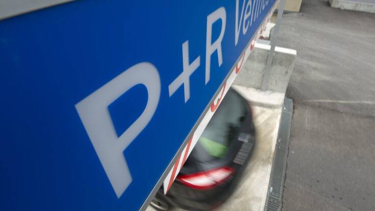 Le crédit pour les agglomérations est notamment destiné aux interfaces multimodales, qui permettent par exemple aux voyageurs de garer leur voiture et d'emprunter un train ou un bus (image d'illustration).