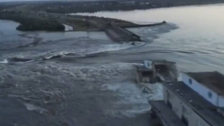 L'eau qui s'écoule du barrage de Kakhovka provoque des inondations le long du fleuve Dniepr en aval.