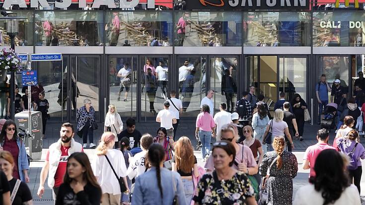 "Il y a encore beaucoup de travail pour se libérer des chocs du passé", a affirmé l'économiste en chef de l'OCDE Clare Lombardelli.