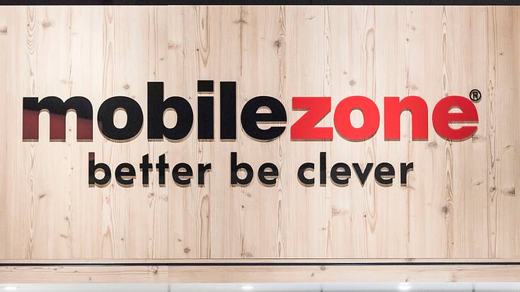 Mobilezone explique cette décision par le fait que les clients ont privilégié ces dernières années le service de réparation à distance, en envoyant leur appareil défectueux directement à l'atelier de Rotkreuz (archives).