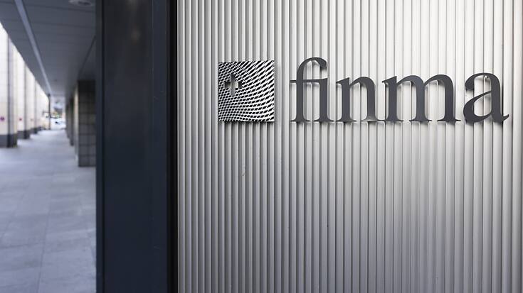 La finalisation de la fusion entre UBS et Credit Suisse, décrétée le 19 mars par les autorités helvétiques, "apporte clarté et stabilité", a estimé l'Autorité fédérale de surveillance des marchés financiers dans un communiqué. (KEYSTONE/Peter Klaunzer)