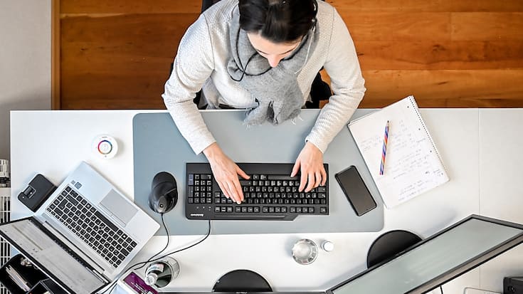 Alors qu'une "grève des femmes" est attendue mercredi en Suisse, les grandes entreprises cotées à la Bourse suisse concèdent tout au plus des aménagements du temps de travail pour y participer à titre privé et peu s'inscrivent sur la liste blanche des "bons élèves" deTravail.Suisse.(EPA/S.STEINBACH)