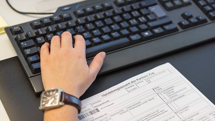Les nouvelles entrées aux registres du commerce ont marqué le pas en mai, avec un recul de 1% à 4277 créations d'entreprises. Pas moins de 21'600 sociétés ont toutefois été créées entre janvier et fin mai, soit 3% de plus qu'un an auparavant. (archives)