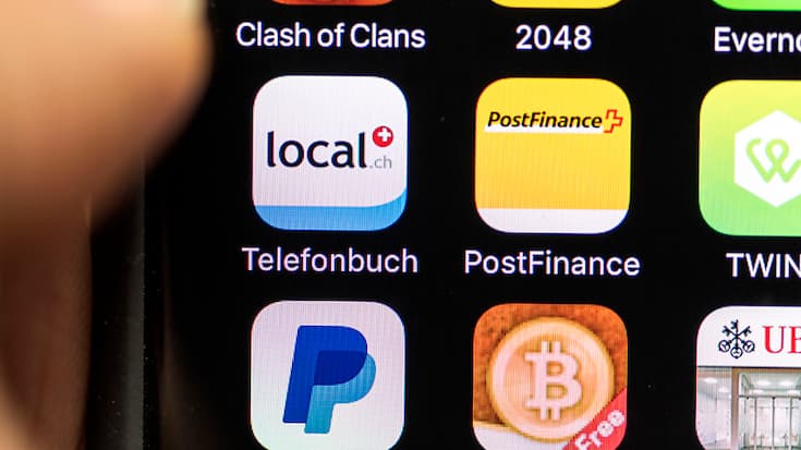 Dans le cadre d'une démonstration de faisabilité commune, Postfinance veut émettre et retirer un franc numérique via le réseau d'une banque suisse, en utilisant l'infrastructure de son partenaire Swiss Stablecoin. (archives)