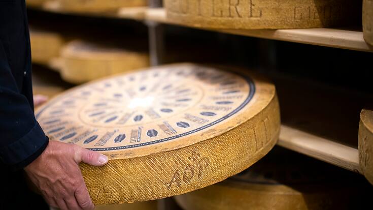 La consommation de gruyère est en légère hausse en Suisse mais les ventes ont reculé à l'étranger (archives).