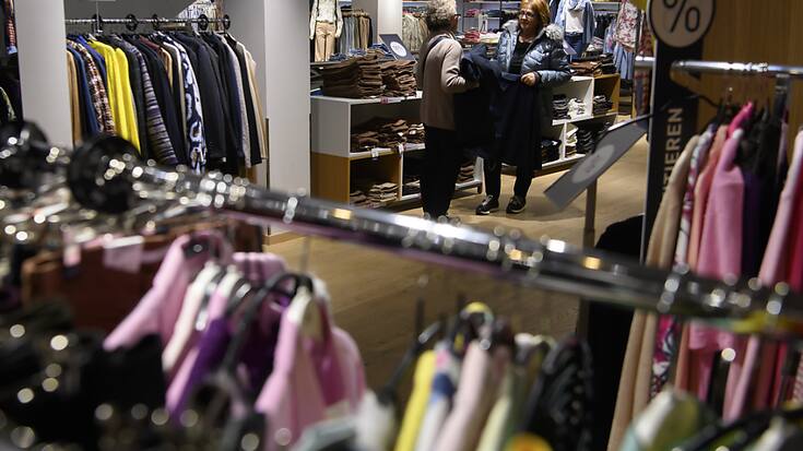 Les opposants à la loi valaisanne sur l'ouverture des magasins (LOM) dénoncent une détérioration des conditions de travail du personnel de la vente (image d'illustration).