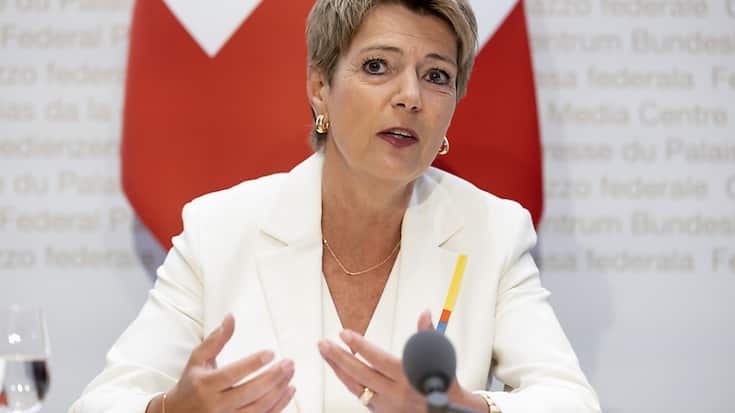 Dans un contexte marqué par des changements, le secteur financier a besoin de trouver le juste équilibre entre stabilité et innovation, a plaidé la conseillère fédérale Karin Keller-Sutter (KKS) lundi à Kloten dans son discours d'ouverture de la 2e édition du "Point Zero Forum". KEYSTONE/P. KLAUNZER