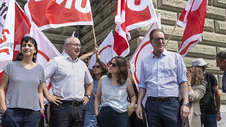 Aux côtés de Pierre-Yves Maillard, patron de l'USS: la présidente d'Unia Vania Alleva (à gauche), Mattea Meyer, co-présidente du PS, et Adrian Wuethrich (à droite), de Travail.Suisse, mardi à Berne.