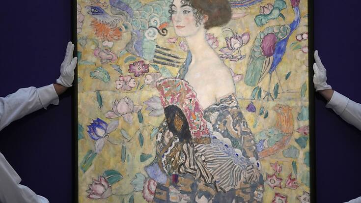 La "Dame à l'éventail" de Gustav Klimt détrône le précédent record européen détenu depuis février 2010 par une sculpture de l'artiste suisse Alberto Giacometti.