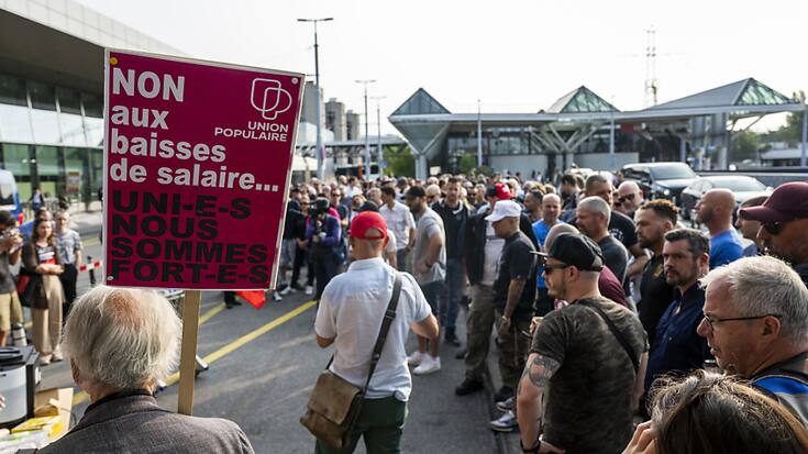 Des employés de Genève Aéroport, soutenus par le SSP, manifestent leur mécontentement contre un projet de réforme salariale.