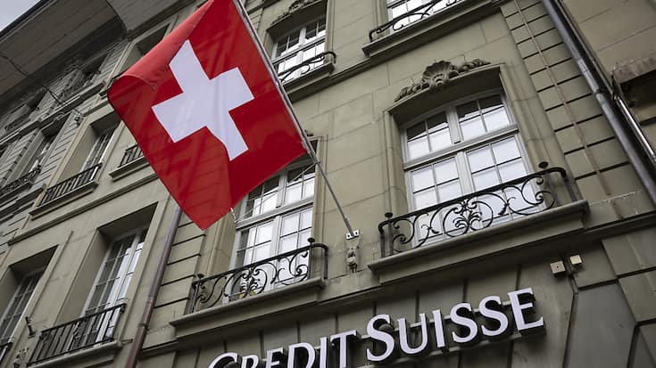 UBS et Credit Suisse s'alignent sur de nombreux établissements ayant réagi dans la foulée de la décision de la BNS, dont la Banque cantonale de Zurich et d'autres banques cantonales, Valiant et divers établissements régionaux. Raiffeisen relèvera ses taux au 1er août. (KEYSTONE/P. Klaunzer)