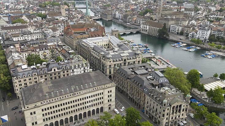 L'inflation a continué de ralentir en Suisse en juin, repassant dans la zone défendue par la Banque nationale suisse (BNS). Le ralentissement des prix a été soutenu par la décrue au niveau des produits pétroliers, alors que les tarifs de l'alimentaire continuent à accélérer. (KEYSTONE/M. BUHOLZER