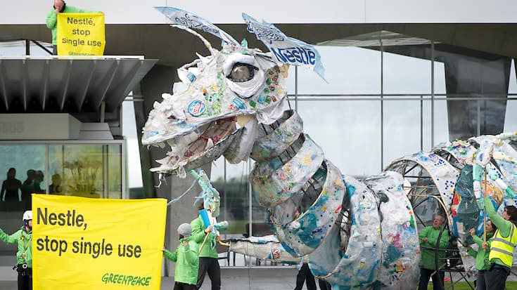 La multinationale veveysane est régulièrement ppointée du doigt pour son usage effréné du plastique, comme ici par des activiste de Greenpeace en 2019. (archive)