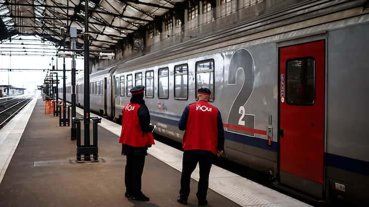 La SNCF prévoit d'alimenter directement les équipements électriques de nombreuses gares et de bâtiments industriels. EPA/YOAN VALAT