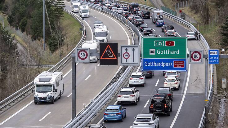 Chaque été, les voitures s'amassent à l'entrée du Gothard (image prétexte).
