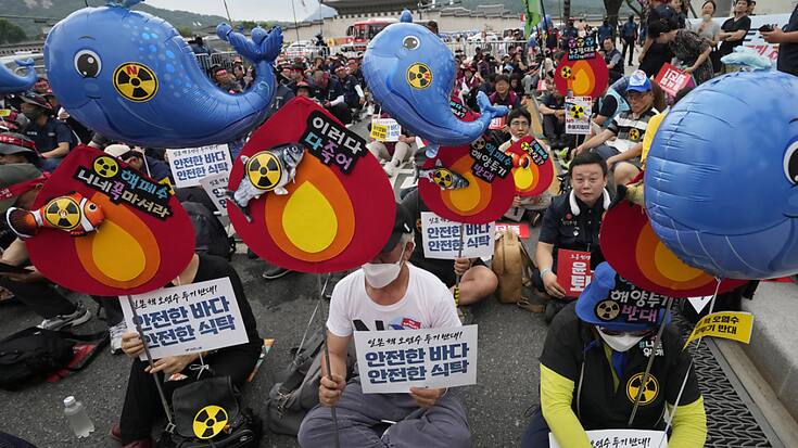 A Séoul, des manifestants protestent contre le feu vert donné à Tokyo par l'AIEA pour rejeter des eaux traitées de la centrale de Fukushima.