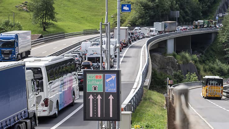 Traditionnels bouchons à l'approche du Gothard (photo du 8 juillet).