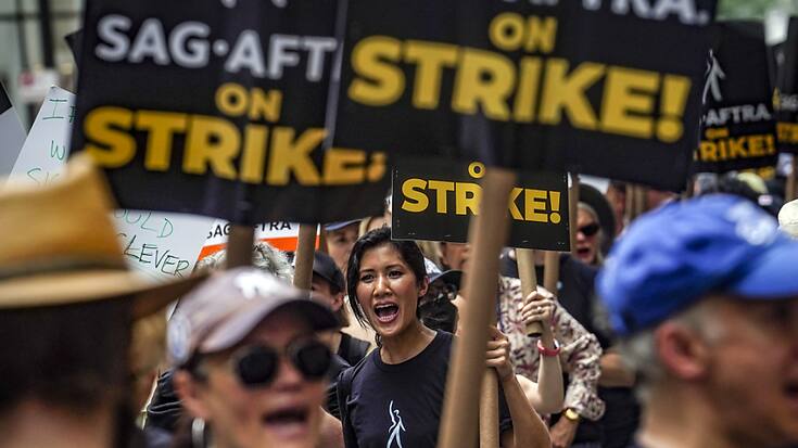 Des centaines de grévistes munis de pancartes ont défilé devant l'immeuble de Netflix sur le fameux Sunset Boulevard de Los Angeles. Des scènes similaires se sont déroulées partout dans la ville devant les autres studios et services de streaming.