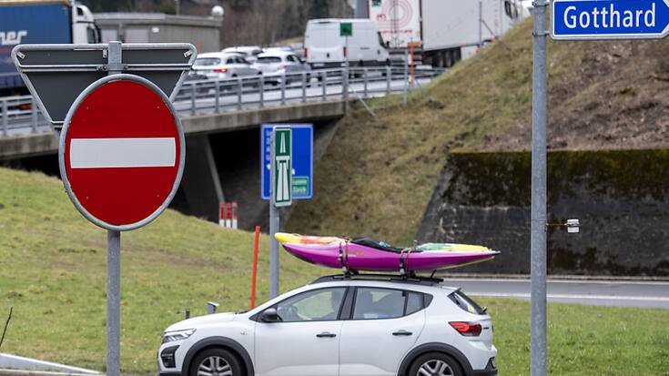 Le bouchon devant le Gothard en direction du sud a atteint 12 km samedi matin. (archives)
