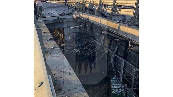 L'attaque ukrainienne a fait d'importants dégâts sur la section routière du pont, le seul qui relie la Russie à la péninsule ukrainienne de Crimée annexée par Moscou en 2014.