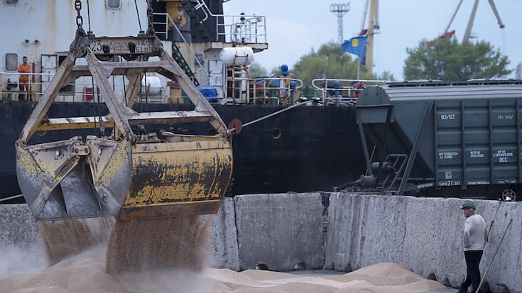 Des ouvriers chargent des céréales dans un port céréalier à Izmail, en Ukraine, en avril dernier (Photo d'illustration).
