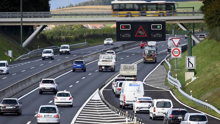 Les voitures électriques affichent une hausse de plus de 50% d'annonces supplémentaires, soit un total de 27'000. (KEYSTONE/Laurent Gillieron)