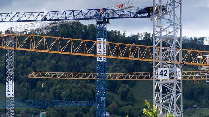 L'activité devrait rester dynamique en 2023, les réserves de travail s'établissant en hausse de 1,6%. (KEYSTONE/Gaetan Bally)