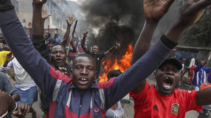 Des manifestations contre la vie chère et la politique du gouvernement ont eu lieu dans plusieurs villes du Kenya. Deux personnes ont été tuées et des centaines arrêtées.