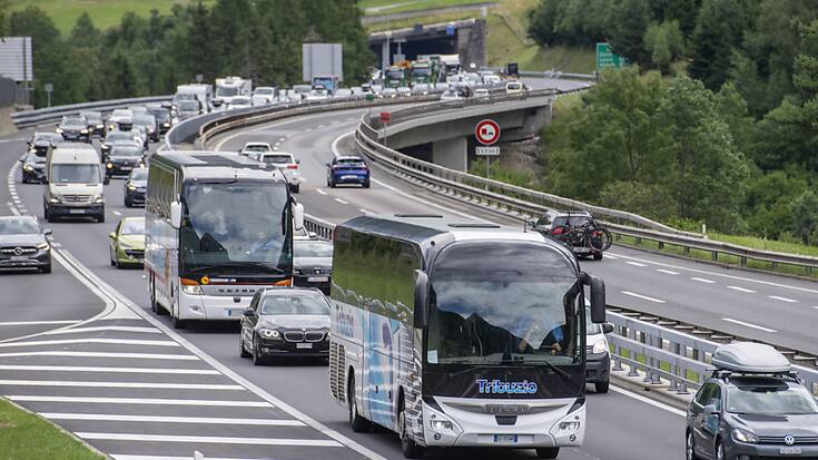 Une longue file de voitures s'est formée devant le tunnel du Gothard en direction du sud, à l'entrée de l'autoroute à Wassen, dans le canton d'Uri (Photo d'archives).