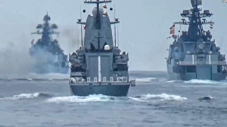 Selon le ministère russe de la Défense qui a publié ces photos, ces navires réalisent des exercices en Mer Noire. Des manoeuvres qui simulent une action visant à sceller une partie de la mer Noire après que Moscou a déclaré de vastes zones dangereuses pour la navigation. ,