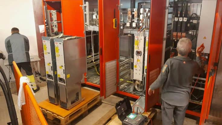 Des spécialistes s'activent pour réparer le téléphérique de Glacier 3000.