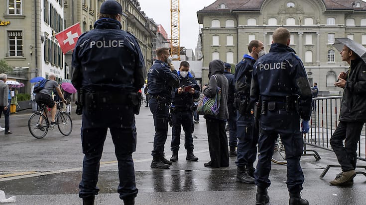 Malgré leurs interactions avec la population, les membres de la police cantonale bernoise n'ont pas été plus contaminés par le Covid-19 que la population générale d'âge comparable, selon cette étude (archives).