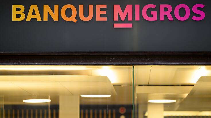 La banque comptait à fin juin plus d'un million de clients, soit 4,2% de plus. Les effectifs atteignent 1647 équivalents temps plein (+3,3%). (KEYSTONE/Laurent Gillieron)