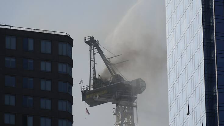 Le bras de la grue est tombé après un incendie de la cabine de l'engin.