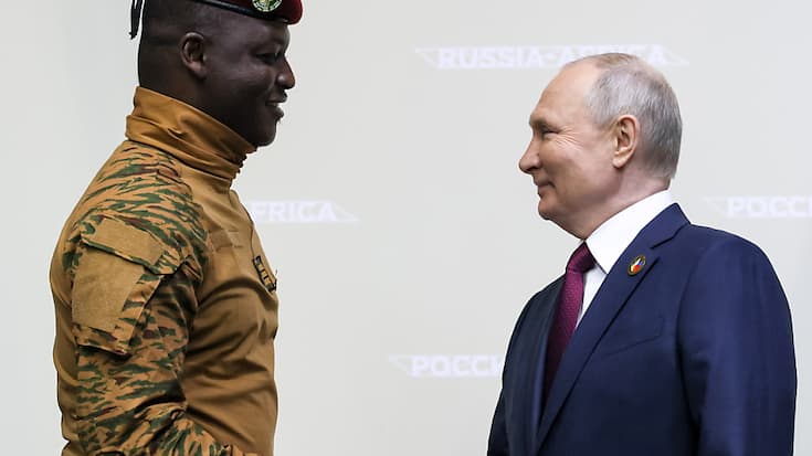 Vladimir Poutine, à droite, avec le président durant la période de transition au Burkina Faso Ibrahim Traoré à St-Pétersbourg.
