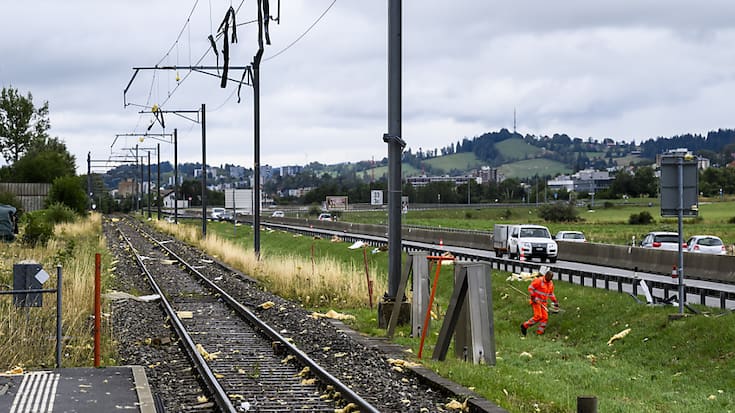 Si les trains circulent à nouveau entre La Chaux-de-Fonds et St-Imier, ceux à destination du Locle ne le pourront pas avant le 14 août, ici la gare du Crêt-du-Locle, selon un nouvel état des lieux transmis par les CFF.