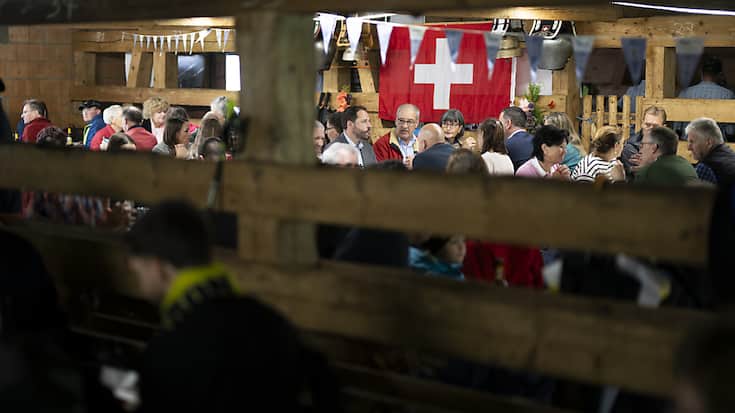 Le ministre de l'économie et de la recherche Guy Parmelin s'est fait servir un repas par le Trychlerklub Spitzeflueh sur l'alpage Seeweid, au Lac Noir (FR).