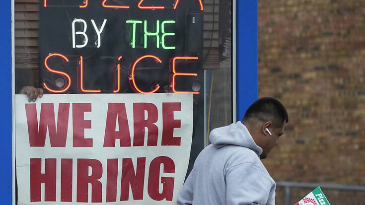 Les créations d'emplois du secteur privé aux Etats-Unis ont de nouveau surpris en juillet avec 324'000 nouveaux emplois, deux fois plus qu'attendu, montrant que le marché de l'emploi reste solide.
