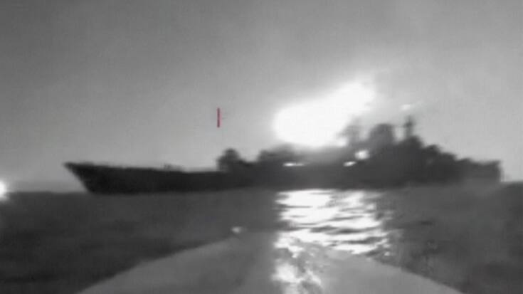 Les attaques en mer Noire se multiplient depuis que Moscou n'a pas reconduit l'accord céréalier. Sur cette image tirée d'une vidéo publiée vendredi, un drone man½uvre en s'approchant d'un navire de débarquement russe, à proximité du port de Novorossiysk.