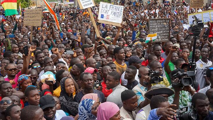 Manifestants anti-Français et pro-putschistes à Niamey.