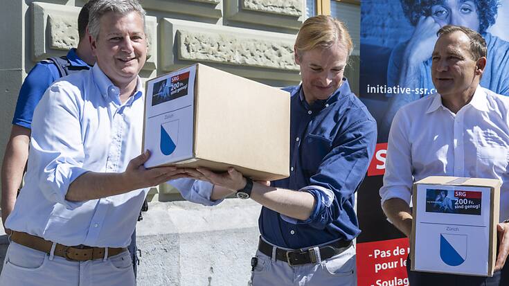 De gauche à droite: Le conseiller aux Etats Marco Chiesa, (UDC/TI), le conseiller national Lorenzo Quadri (Lega/TI) et le conseiller national Thomas Matter (UDC/ZH) déposent l'initiative SSR "200 francs ça suffit" jeudi à Berne.