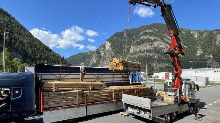 Le camion italien était chargé de bois, qui était mal assuré sur la remorque.