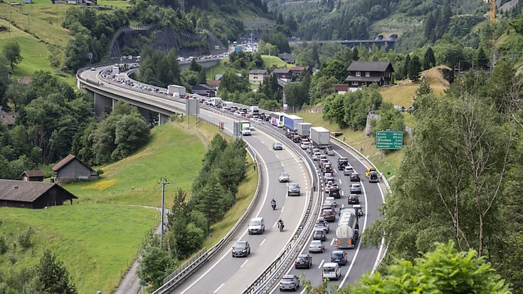 Les voyageurs rentrant de vacances devaient à nouveau s'armer de patience samedi pour franchir le tunnel du Gothard (archives).