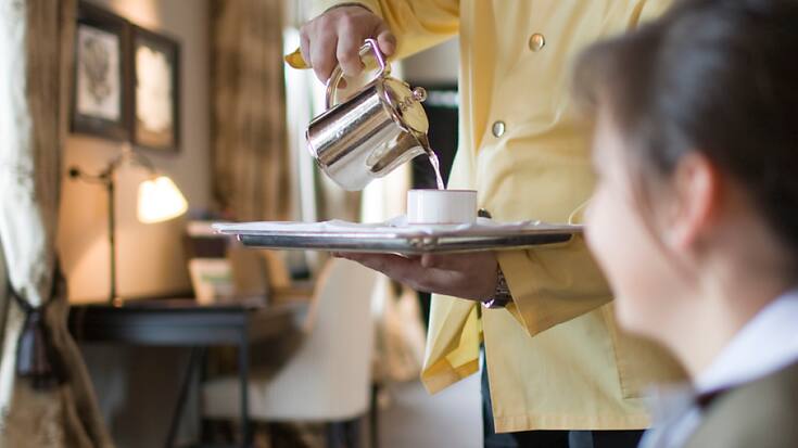 Le secteur privé devrait prochainement profiter d'une hausse des salaires, mais ces augmentations risquent d'être grignotées par l'inflation. Le secteur de l'hôtellerie et de la restauration pourrait par contre bénéficier d'un relèvement plus substantiel de la rémunération. (KEYSTONE/G. Bally)