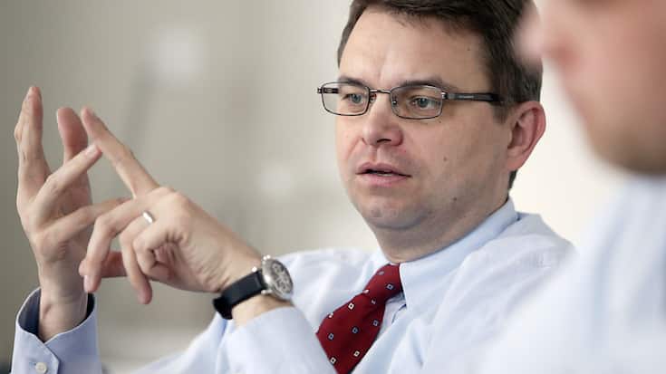 Banquier d'affaires, Gilbert Achermann - photographié ici en 2004 - avait intégré la direction générale de Straumann après en avoir piloté l'entrée en Bourse à la fin du siècle dernier. (archive)