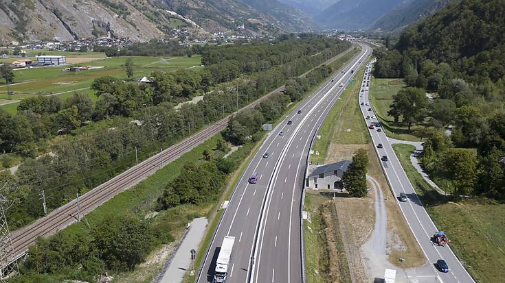 Le nouveau tronçon de l'autoroute A9 Schnidrigu-Wanne ouest dans le Haut-Valais a été ouvert vendredi après-midi.